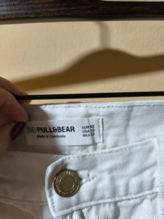 Pantalón corto blanco Pull&Bear desgastado