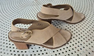 Sandalo donna tacco a blocchetto beige. Nuovo
