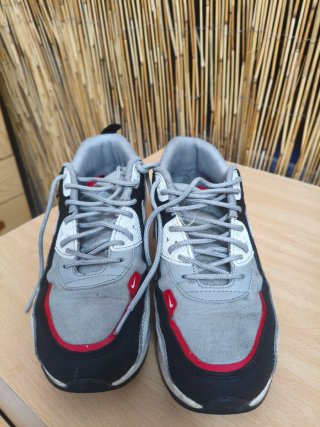 Zapatillas Nike Air Max grises y blancas