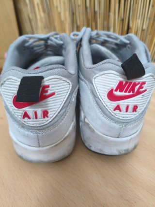 Zapatillas Nike Air Max grises y blancas