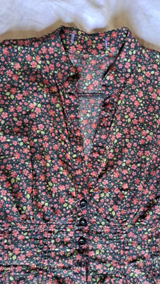Blusa evasé floral negra y roja