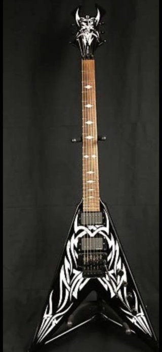 Guitarra Eléctrica fly V. BC Rich.  Negra Tribal