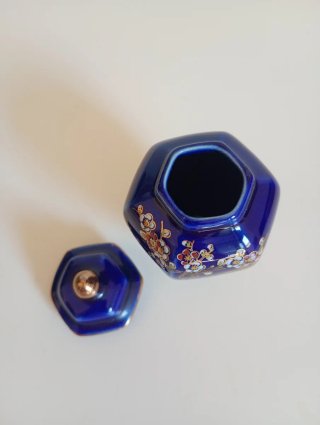 Jarrón antiguo azul con pájaros y flores.