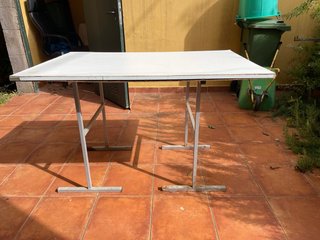 Tablero blanco y burras metálicas