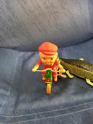 Juguetes Hojalata Niño Triciclo y Cocodrilo