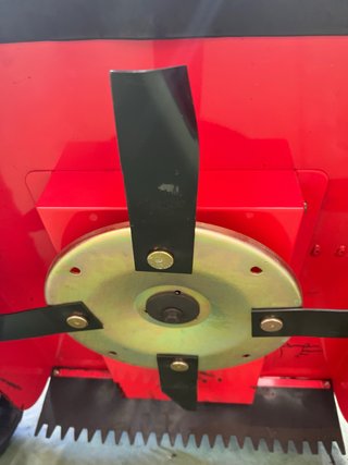 Desbrozadora radiocontrolada roja