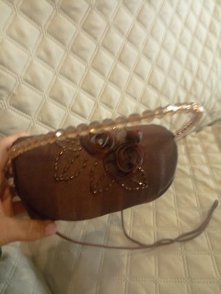 Bolso de fiesta marrón con pedrería