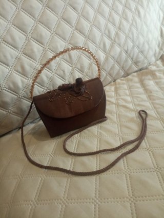 Bolso de fiesta marrón con pedrería