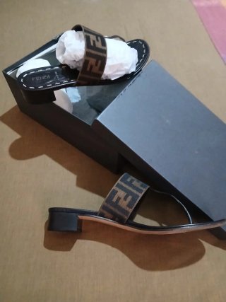 Sandali Fendi infradito donna