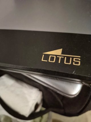 Reloj Lotus Dorado y Blanco