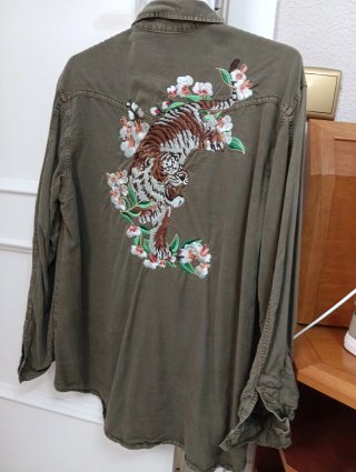 Camisa verde bordada con tigre