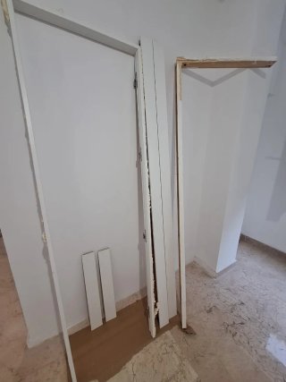 Puerta blanca interior