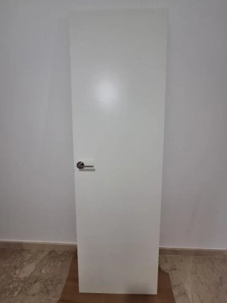 Puerta blanca interior