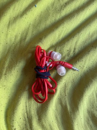 Cascos rojos y blancos