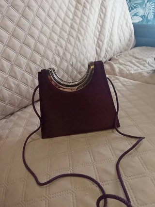 Bolso de fiesta morado con asa plateada