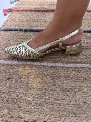 Sandalia dorada plana con tiras