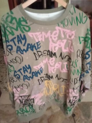 Maglia con stampa graffiti