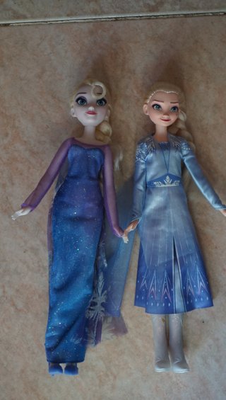 Muñecas Descendientes y soportes y Elsa y Ana leer