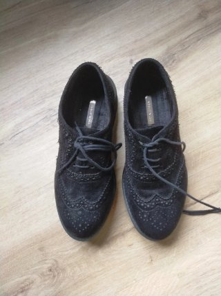 Zapatos con un poco de plataforma de ante negros
