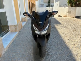 Honda Forza 125 Negra y Marrón