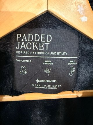 Chaqueta acolchada negra con capucha