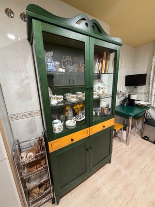 Vitrina verde con cajones y puertas