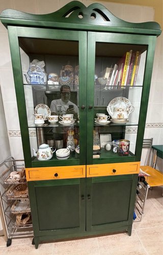 Vitrina verde con cajones y puertas