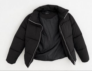 Chaqueta negra acolchada para frío