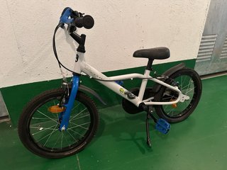 Bicicleta infantil blanca y azul