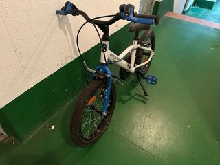 Bicicleta infantil blanca y azul