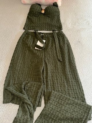 Conjunto dos piezas verde militar