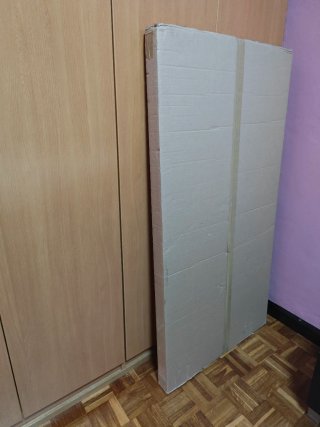 Cabecero polipiel dorado embalado En su caja.