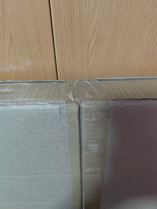 Cabecero polipiel dorado embalado En su caja.