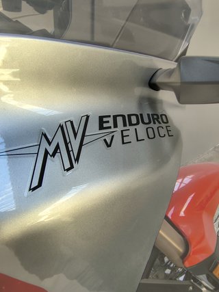 MV Agusta Enduro Veloce Roja y Plata