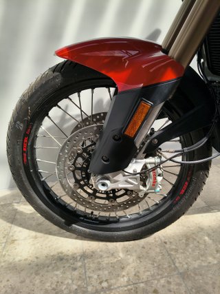 MV Agusta Enduro Veloce Roja y Plata
