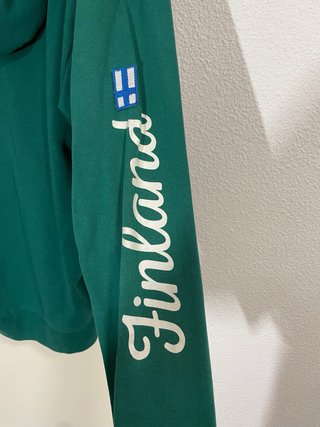 Sudadera Karhu verde con capucha