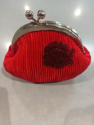 Cartera de fiesta roja con flor