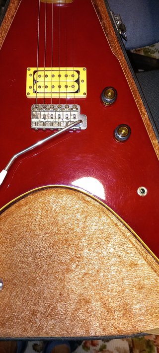 Guitarra Ibanez Flying V Roja, con funda rígida