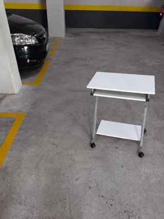 Tavolo per computer bianco con ruote