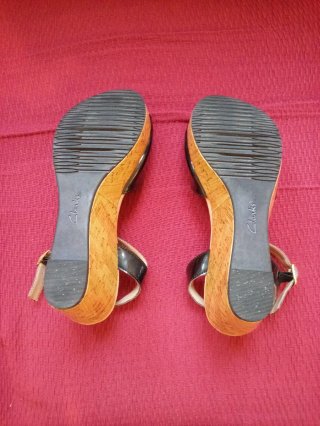 Sandalias con cuña de charol negro
