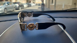 Occhiali da sole Versace dorati e neri