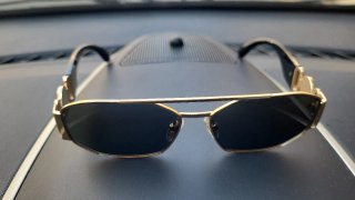 Occhiali da sole Versace dorati e neri
