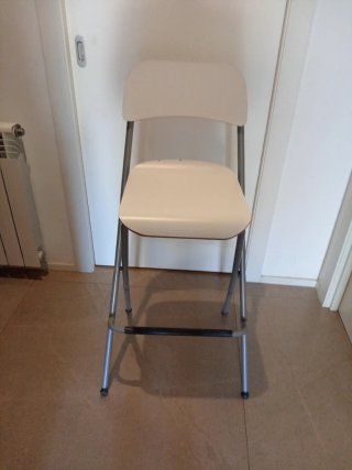 Taburete plegable beige y plateado. Ikea