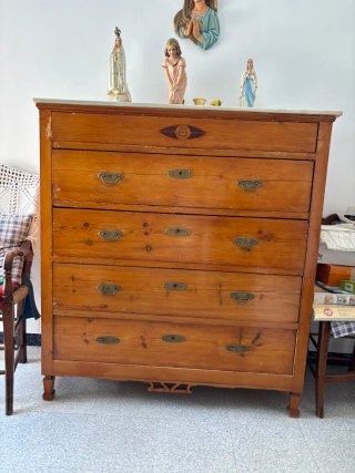 Cómoda antigua de madera y mármol