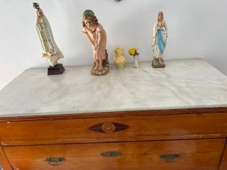 Cómoda antigua de madera y mármol