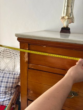 Cómoda antigua de madera y mármol