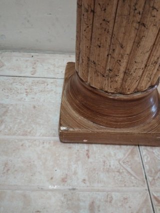 Columna de escayola estilo clásico.