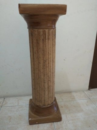 Columna de escayola estilo clásico.