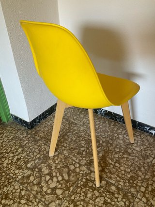 Silla amarilla moderna