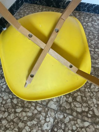 Silla amarilla moderna